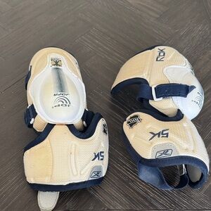 Reebok Hockey elbow pads, white, blue, size 4, protective gear, sports